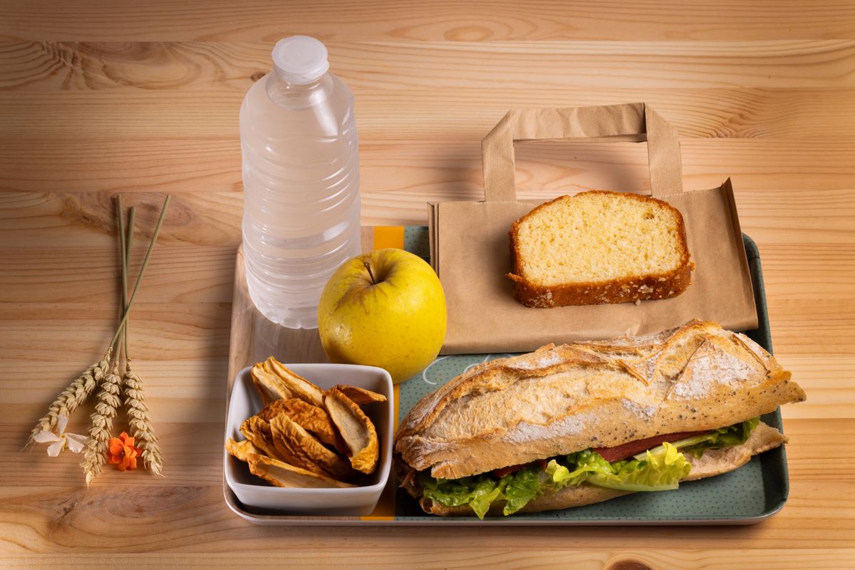 Panier pique-nique du Grand Bassin : sandwich, fruit, gâteau et boisson