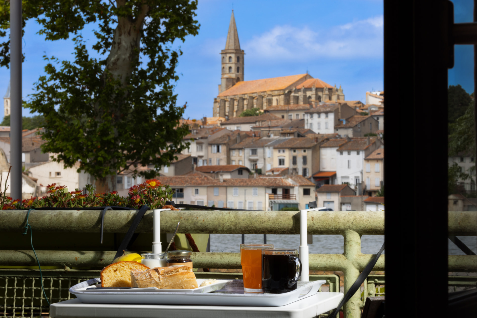 Petit-déjeuner face au Grand Bassin