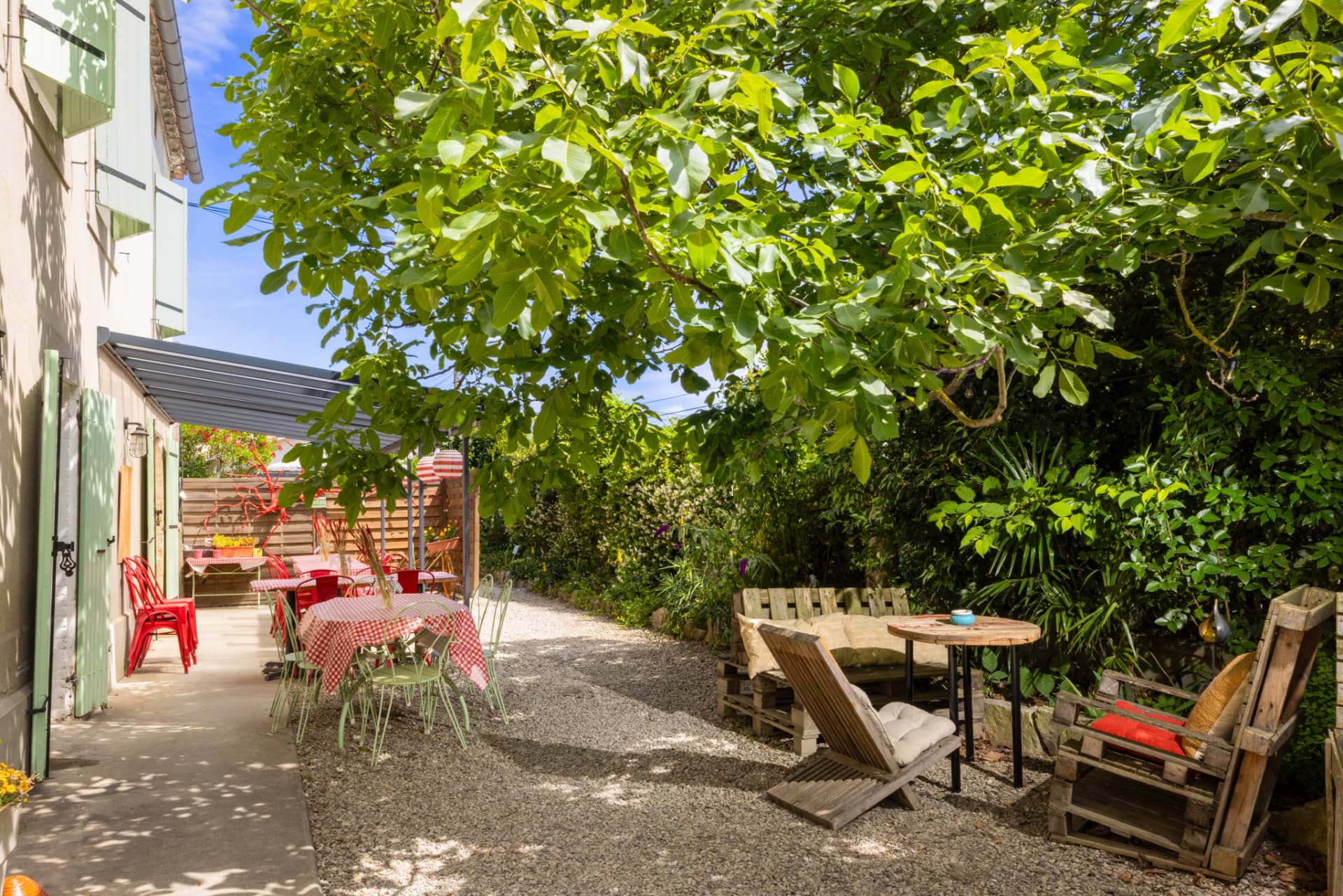 Tables extérieures dans le jardin du Grand Bassin